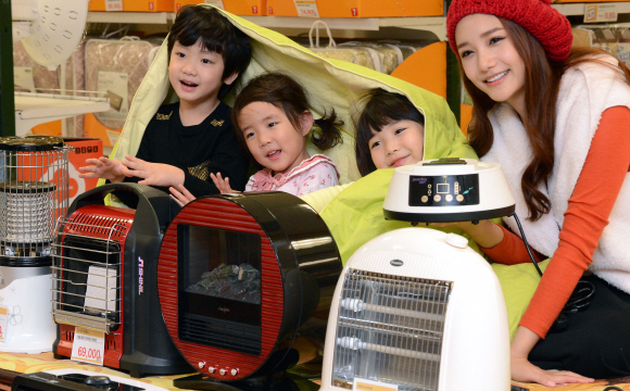 아침저녁으로 쌀쌀한 날씨가 이어지는 가운데 21일 서울 성동구 이마트 성수점에서 가족 모델들이 손난로 등 난방용품을 선보이고 있다. 이종원 선임기자 jongwon@seoul.co.kr