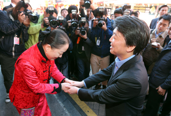 무소속 안철수 대선후보가 23일 오전 인천 중구 북성동 차이나타운을 방문, 중국음식점 직원과 인사를 나누고 있다. 연합뉴스
