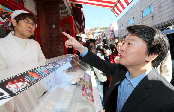 무소속 안철수 대선후보가 23일 오전 인천 중구 북성동 차이나타운을 방문, 상인들과 인사를 나누고 있다.  연합뉴스