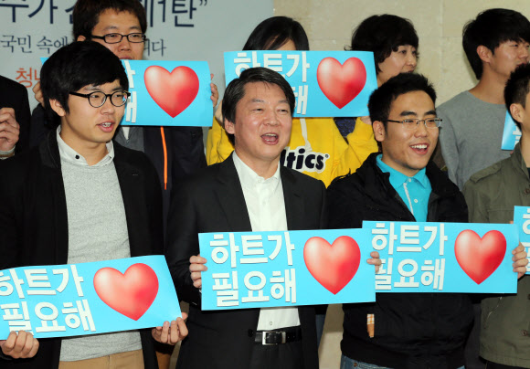 무소속 안철수 대선후보가 24일 오전 서울 중구 남산동 청어람아카데미에서 열린 ‘철수가 간다 제1탄’ 청년 알바 간담회에서 청년 알바생들의 고충을 경청한 뒤 참석자들과 함께 기념촬영을 하고 있다. 연합뉴스