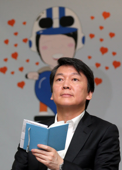 무소속 안철수 대선후보가 24일 오전 서울 중구 남산동 청어람아카데미에서 열린 ‘철수가 간다 제1탄’ 청년알바 간담회에서 참석자들의 고충을 경청하고 있다.   연합뉴스