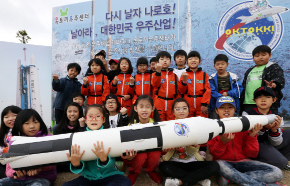 나로호 3차 발사를 이틀 앞둔 가운데 24일 오전 인천시 강화군 옥토끼우주센터에서 우주체험을 하러 온 어린이들이 나로호 발사 성공을 기원하며 기념촬영을 하고 있다. 연합뉴스