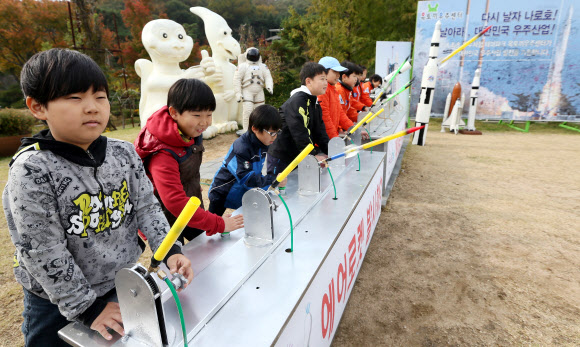 나로호 3차 발사를 이틀 앞둔 가운데 24일 오전 인천시 강화군 옥토끼우주센터에서 우주체험을 하러 온 어린이들이 나로호 발사 성공을 기원하며 모형로켓을 날리고 있다. 연합뉴스