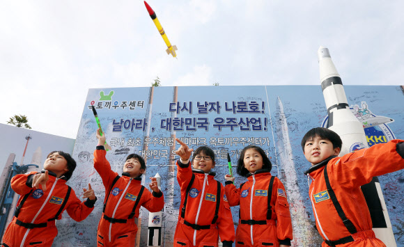 나로호 3차 발사를 이틀 앞둔 가운데 24일 오전 인천시 강화군 옥토끼우주센터에서 우주체험을 하러 온 어린이들이 나로호 발사 성공을 기원하며 모형로켓을 날리고 있다. 연합뉴스
