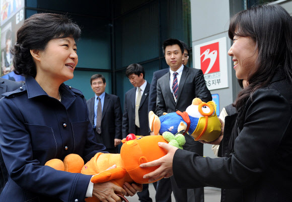 새누리당 박근혜 대선 후보가 24일 오후 서울 강남구 도곡동 EBS 본사에서 직원들과 점심을 먹은 후 한 직원에게 뽀로로와 방귀대장 뿡뿡이 인형을 받고 있다.  연합뉴스