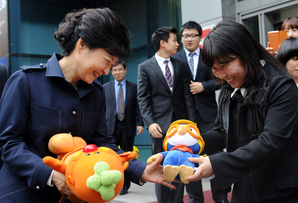 새누리당 박근혜 대선 후보가 24일 오후 서울 강남구 도곡동 EBS 본사에서 직원들과 점심을 먹은 후 한 직원에게 뽀로로와 방귀대장 뿡뿡이 인형을 받고 있다.  연합뉴스