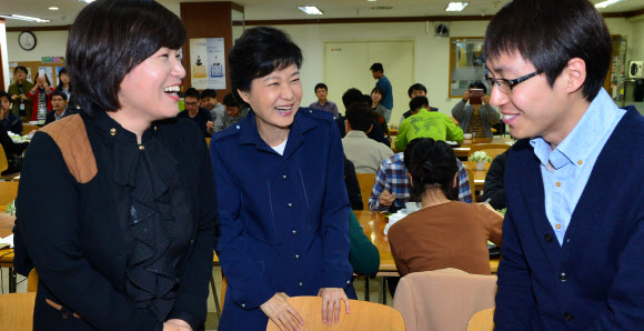 새누리당 박근혜 대선 후보가 24일 오후 서울 강남구 EBS본사를 방문, 직원들과 오찬에 앞서 인사를 나누고 있다.  연합뉴스
