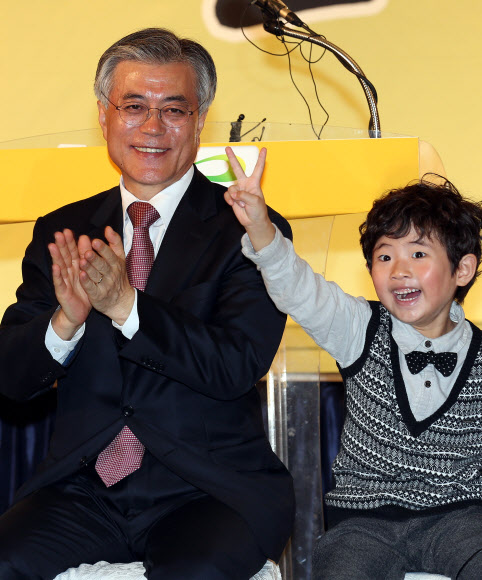 민주통합당 문재인 대선후보가 25일 오전 대구 제이스 호텔에서 열린 대구시당-경북도당 선대위 출범식에서 ‘V’자를 그리는 어린이를 바라보고 있다. 문 후보는 이날 인사말에서 “정당정치의 기반 위에서 새로운 정치를 이뤄내겠다”며 “민주당을 혁신하고 혁신하고 또 혁신하겠다”고 말했다. 연합뉴스