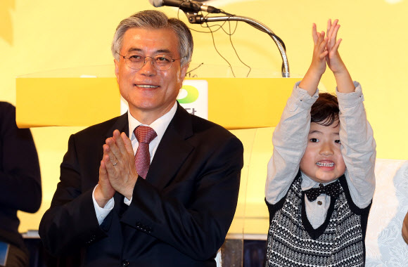 민주통합당 문재인 대선후보가 25일 오전 대구 제이스 호텔에서 열린 대구시당-경북도당 선대위 출범식에서 선대위원들의 인사말을 박수를 치고 있다. 연합뉴스