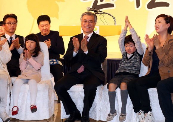 민주통합당 문재인 대선후보가 25일 오전 대구 제이스 호텔에서 열린 대구시당-경북도당 선대위 출범식에서 선대위원 소개에 박수를 치고 있다. 연합뉴스