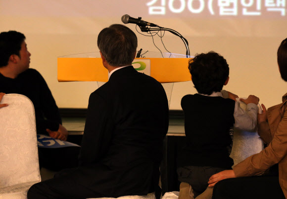 민주통합당 문재인 대선후보가 25일 오전 대구 제이스 호텔에서 열린 대구시당-경북도당 선대위 출범식에서 대구시민과 경북도민들의 바램을 담은 영상을 시청하고 있다. 연합뉴스