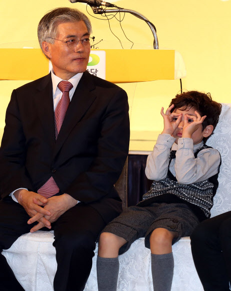 민주통합당 문재인 대선후보가 25일 오전 대구 제이스 호텔에서 열린 대구시당-경북도당 선대위 출범식에서 선대위원들의 인사말을 경청하고 있다. 연합뉴스