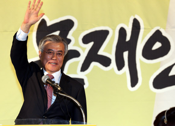 민주통합당 문재인 대선후보가 25일 오전 대구 제이스 호텔에서 열린 대구시당-경북도당 선대위 출범식에서 인사말을 마친뒤 손을 들어 인사하고 있다. 연합뉴스