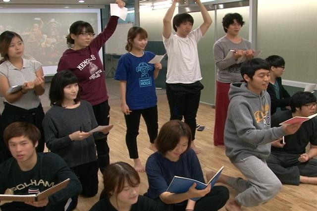 서울 송파구의 일자리 프로젝트 중 하나인 연극, 뮤지컬 연기자 선발 오디션에서 뽑힌 청년들이 잠실3동 신천 지하보도 내에 마련된 전용 공간에서 연기 수업을 받고 있다.