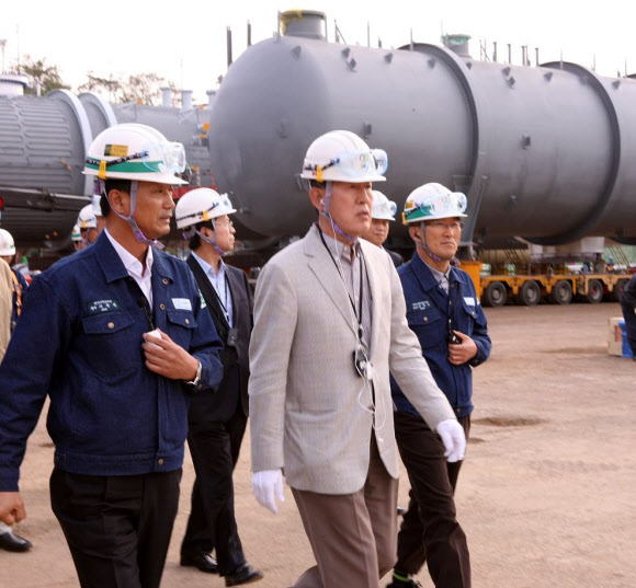 허창수(앞줄 왼쪽 두 번째) GS 회장이 25일 울산 남구 용잠동 GS글로벌 자회사인 디케이티 용잠공장 건설현장을 둘러보고 있다.  연합뉴스
