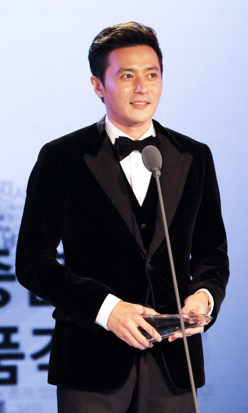 배우 장동건이 25일 오후 서울 마포구 상암동 CJ E&M센터에서 열린 ‘2012 스타일 아이콘 어워즈(SIA)’ 시상식에서 올 해의 ‘스타일 아이콘 오브 더 이어’에 선정돼 수상소감을 말하고 있다. 연합뉴스