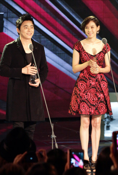 조정석(왼쪽), 조윤희가 25일 오후 서울 마포구 상암동 CJ E&M센터에서 열린 ‘2012 스타일 아이콘 어워즈(SIA)’ 시상식에서 수상소감을 말하고 있다.  연합뉴스