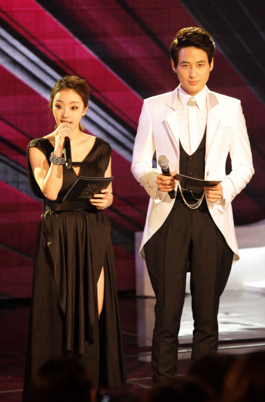 서우, 이지훈이 25일 오후 서울 마포구 상암동 CJ E&M센터에서 열린 ‘2012 스타일 아이콘 어워즈(SIA)’ 시상식에서 수상자를 발표하고 있다.  연합뉴스