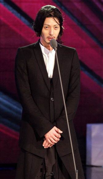 일본배우 오다기리 조가 25일 오후 서울 마포구 상암동 CJ E&M센터에서 열린 ‘2012 스타일 아이콘 어워즈(SIA)’ 시상식에서 수상자를 발표하고 있다.  연합뉴스