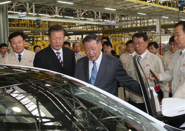 정몽구(가운데) 현대차그룹 회장이 중국 기아차 제2공장을 방문, 직접 차량 품질을 점검하고 있다.  현대차그룹 제공