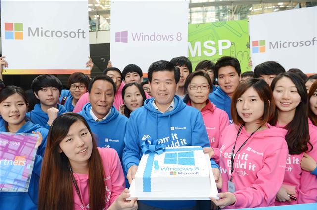 26일 서울 강남구 대치동 한국마이크로소프트 본사에서 김 제임스(가운데) 사장과 관계자들이 윈도8 출시를 축하하는 기념행사를 가졌다.  한국마이크로소프트 제공