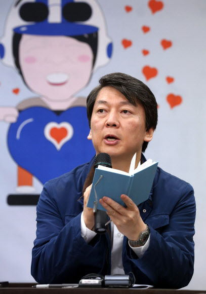 무소속 안철수 대선후보가 29일 새벽 성남시 태평동 인력시장 인근 한 국수집에서 ‘철수가 간다 2탄’으로 건설노동자들과 간담회를 갖고 건설노동 현장의 현안을 경청한 뒤 발언하고 있다.연합뉴스