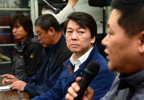 무소속 안철수 대선후보가 29일 새벽 성남시 태평동 인력시장 인근 한 국수집에서 ‘철수가 간다 2탄’으로 건설노동자들과 간담회를 갖고 건설노동 현장의 현안을 듣고 있다.연합뉴스