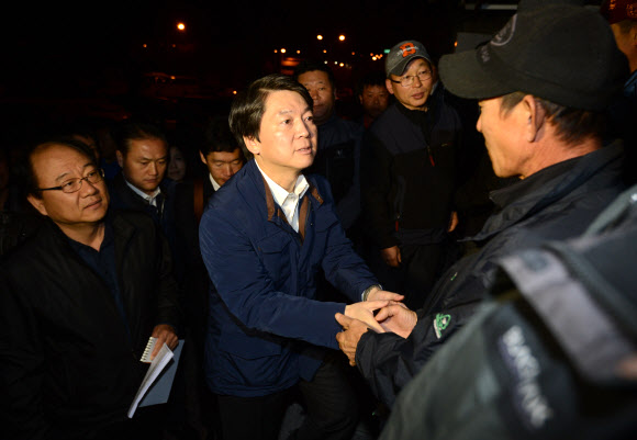 무소속 안철수 대선후보가 29일 새벽 성남시 태평동 인력시장에서 일용직 노동자들과 인사를 나누고 있다. 이날 안 후보는 ‘철수가 간다 2탄’으로 건설노동자들과 간담회를 갖고 현안을 청취했다.연합뉴스