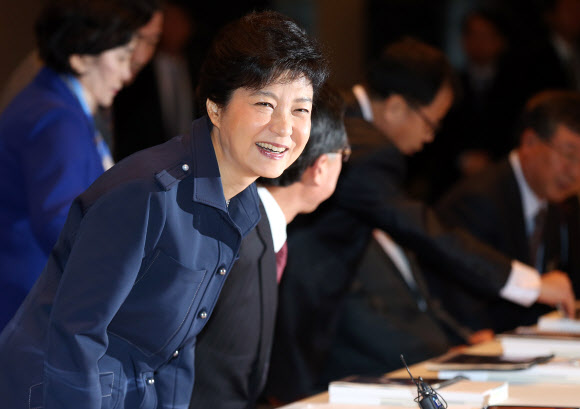 새누리당 박근혜 대선후보가 29일 오전 서울 영등포구 여의도동 중소기업중앙회에서 열린 ‘중소기업 타운홀 미팅 간담회’에 참석, 인사를 하고 있다. 연합뉴스