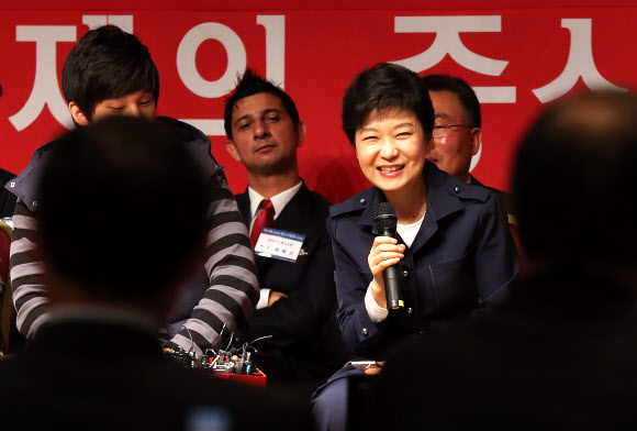 새누리당 박근혜 대선후보가 29일 오전 서울 영등포구 여의도동 중소기업중앙회에서 열린 ‘중소기업 타운홀 미팅 간담회’에서 참석자들의 건의사항과 의견에 대한 답변을 하고 있다.연합뉴스