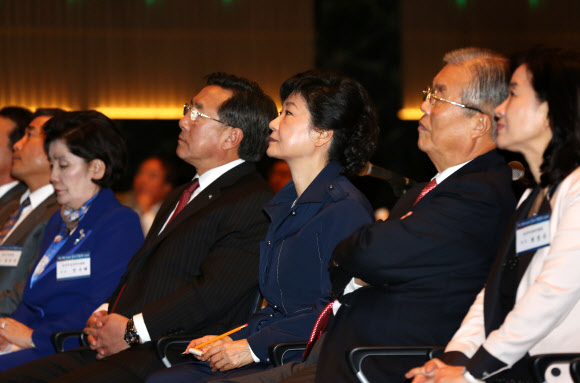 새누리당 박근혜 대선후보가 29일 오전 서울 영등포구 여의도동 중소기업중앙회에서 열린 ‘중소기업 타운홀 미팅 간담회’에 참석, 중소기업회의 발표 영상을 살펴보고 있다.연합뉴스