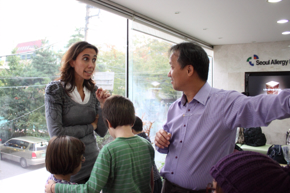 자녀들의 난치성 알레르기를 치료하기 위해 한국을 찾은 오르테가(왼쪽) 박사가 노건웅 원장으로부터 치료 경과에 대한 설명을 듣고 있다. 서울알레르기클리닉 제공