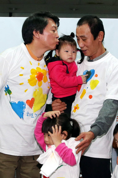 무소속 안철수 대선후보가 30일 오전 서울 신공덕동 ‘시소와 그네’ 마포영유아통합지원센터에서 ‘철수가 간다 3탄’ 행복한 아이를 위한 엄마들 간담회를 가진 뒤 기념촬영을 하며 한 아이의 이마에 뽀뽀를 하고 있다.  연합뉴스