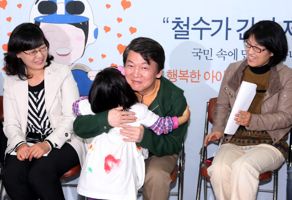 무소속 안철수 대선후보가 30일 오전 서울 신공덕동 ‘시소와 그네’ 마포영유아통합지원센터에서 ‘철수가 간다 3탄’ 행복한 아이를 위한 엄마들 간담회를 가진 뒤 옷을 전달해준 아이를 안아주고 있다. 연합뉴스