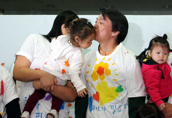 무소속 안철수 대선후보가 30일 오전 서울 신공덕동 ‘시소와 그네’ 마포영유아통합지원센터에서 ‘철수가 간다 3탄’ 행복한 아이를 위한 엄마들 간담회를 가진 뒤 기념촬영을 하며 한 아이의 이마에 뽀뽀를 하고 있다.   연합뉴스
