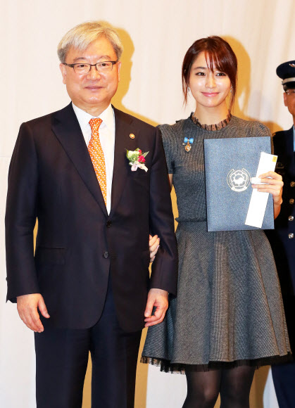 배우 이민정이 30일 오전 서울 중구 프레스센터에서 열린 제49회 저축의 날 기념식에서 금융위원회로부터 국무총리 표창을 받고 금융위원회 김석동 위원장과 기념촬영을 하고 있다. 연합뉴스