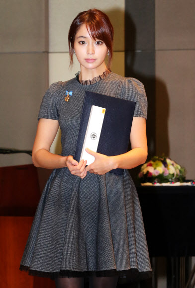 배우 이민정이 30일 오전 서울 중구 프레스센터에서 열린 제49회 저축의 날 기념식에서 금융위원회로부터 국무총리 표창을 받고 있다. 연합뉴스