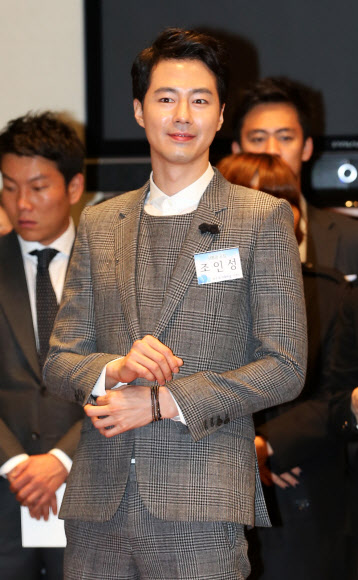 배우 조인성이 30일 오전 서울 중구 프레스센터에서 열린 제49회 저축의 날 기념식에서 대통령 표장을 받기 위해 참석해 있다. 연합뉴스