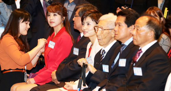 이지애 아나운서가 30일 오전 서울 중구 프레스센터에서 열린 제49회 저축의 날 기념식에서 국무총리 표창을 받기 위해 참석해 있다. 연합뉴스