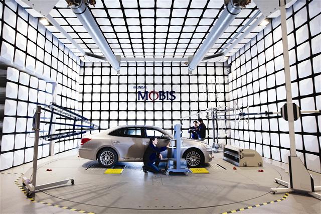 현대모비스 연구원들이 경기 용인 마북기술연구소 전자실험연구동에서 차량에 전자부품을 정착하고 있다. 현대모비스 제공