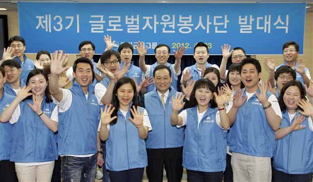 이팔성(앞줄 오른쪽 네 번째) 우리금융그룹 회장이 지난 4월 열린 제3기 글로벌 자원봉사단 발대식에서 청년 자원봉사자들과 함께 손을 흔들고 있다. 우리금융 제공