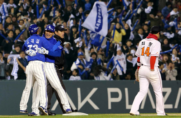 1일 서울 잠실 야구장에서 열린 2012 팔도 프로야구 한국시리즈 6차전 삼성과 SK의 경기 4회초 2사 주자 만루 상황에서 삼성 이승엽이 싹쓸이 3점 3루타를 치고 기뻐하고 있다. 연합뉴스
