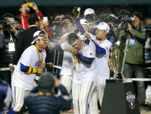 1일 오후 서울 잠실야구장에서 열린 2012 팔도 프로야구 한국시리즈 6차전 삼성라이온즈 대 SK와이번스의 경기에서 삼성이 7대0 승리를 거두며 우승을 차지했다. 경기 직후 MVP를 수상한 이승엽이 동료들로부터 샴페인 세례를 받고 있다.  연합뉴스