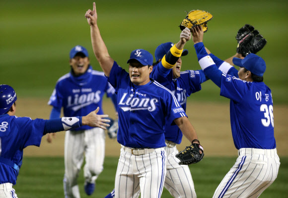 1일 서울 잠실야구장에서 열린 2012 팔도 프로야구 한국시리즈 6차전 삼성과 SK 경기. 7-0으로 SK를 꺽고 시리즈 성적 4-2로 우승을 차지한 삼성선수들이 환호하고 있다.  연합뉴스