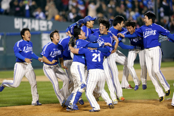 1일 오후 서울 잠실야구장에서 열린 2012 팔도 프로야구 한국시리즈 6차전 삼성라이온즈 대 SK와이번스의 경기에서 7대0 승리를 거두며 우승을 차지한 오승환, 진갑용 등 삼성 선수들이 환호하고 있다.   연합뉴스