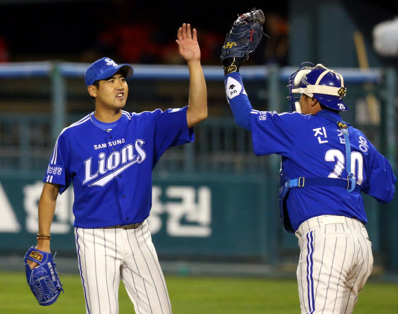 1일 서울 잠실야구장에서 열린 2012 팔도 프로야구 한국시리즈 6차전 SK과 삼성 경기. 5회말 2사 삼성 선발 장원삼이 SK 박정권 땅볼을 처리한 뒤  포수 진갑용과  환호하고 있다. 연합뉴스