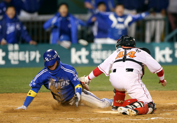 1일 오후 서울 잠실야구장에서 열린 2012 팔도 프로야구 한국시리즈 6차전 삼성라이온즈 대 SK와이번스의 경기 4회초 2사 삼성 배영섭의 중견수 앞 2루타 때 2루주자 조동찬이 홈으로 쇄도하고 있다. 결과는 세이프.  연합뉴스