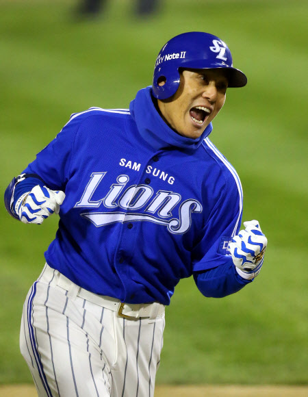 1일 서울 잠실야구장에서 열린 2012 팔도 프로야구 한국시리즈 6차전 SK과 삼성 경기. 4회초 2사 만루 삼성 이승엽이 3점 안타를 친 뒤  3루에서 환호하고  있다. 연합뉴스