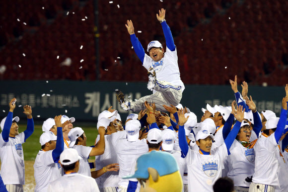 1일 서울 잠실야구장에서 열린 2012 팔도 프로야구 한국시리즈 6차전 SK과 삼성 경기. 경기에서 승리한 삼성 선수들이 류중일 감독을 헹가래 치고 있다. 연합뉴스