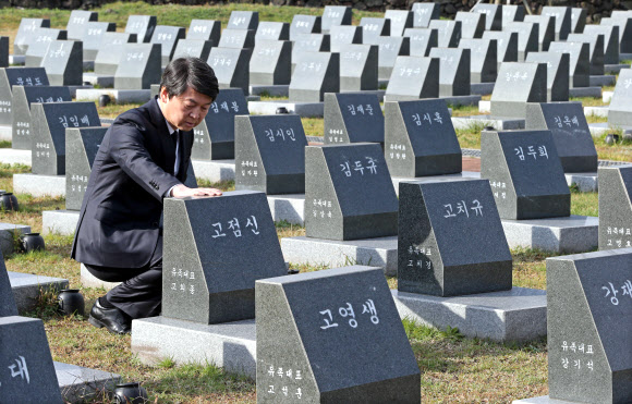 안철수 무소속 대선 후보가 2일 오전 제주4ㆍ3평화공원 내 행방불명인 희생자 위령단을 찾아 비석을 둘러보고 있다. 연합뉴스